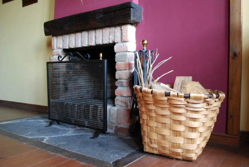 Detalle de la chimenea. Leña disponible.