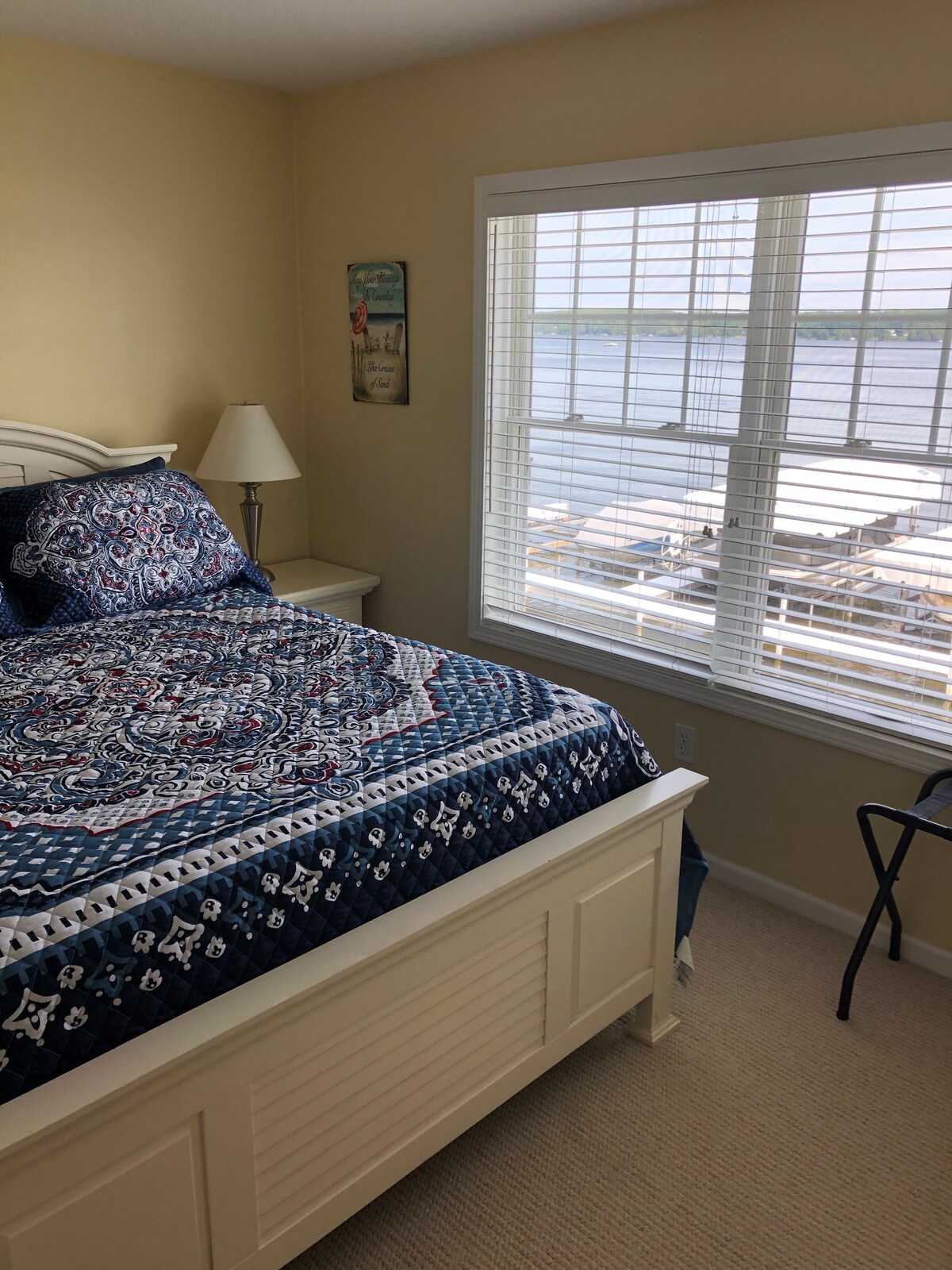 Cama principal justo en el agua. Puedes escuchar las olas rompiendo en la orilla toda la noche. 