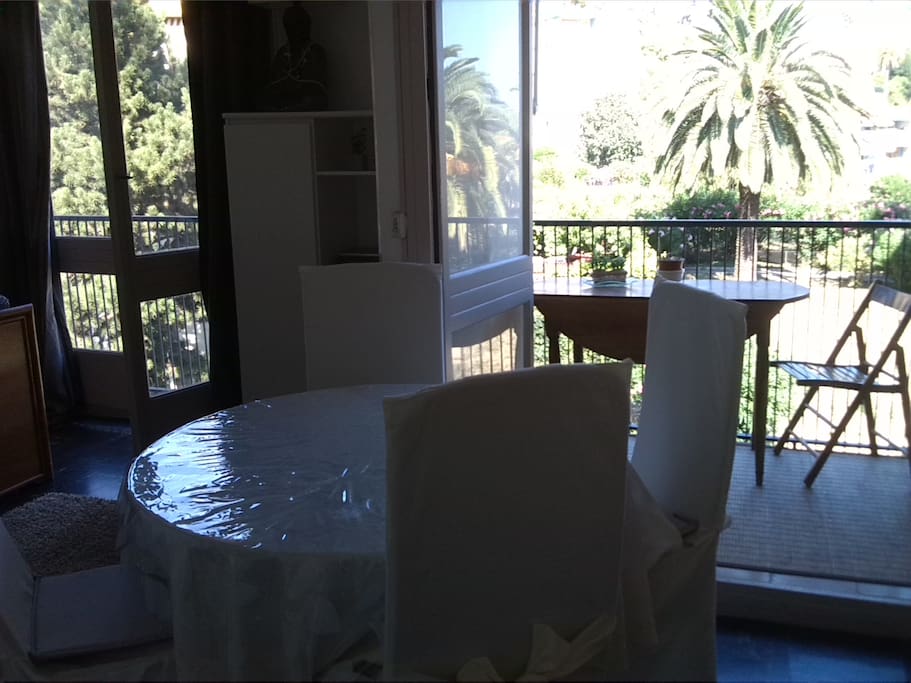 l'appartement est très ensoleillé, au calme avec toutes les commodités