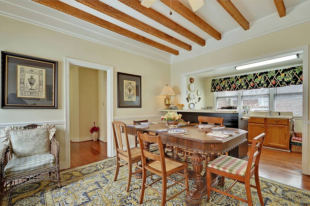 Living Room/Dining (Seats 6)
