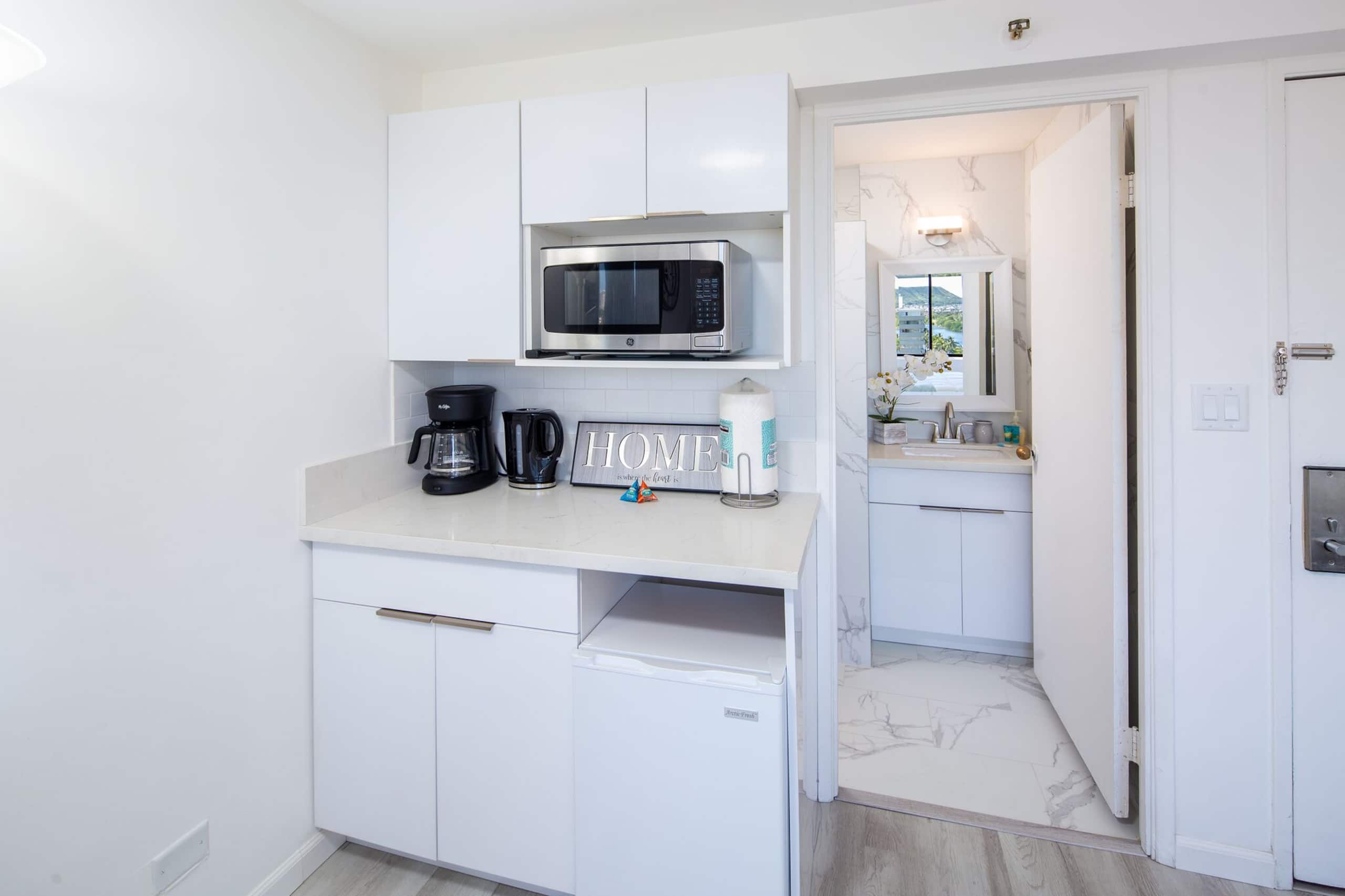 Condo in Honolulu · ★4.65 · Studio · 1 bed · 1 private bath - Image 5