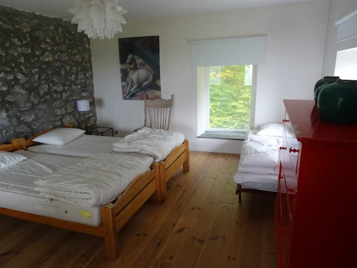 1. emelet - 4. szoba -
3 egyszemélyes ágy