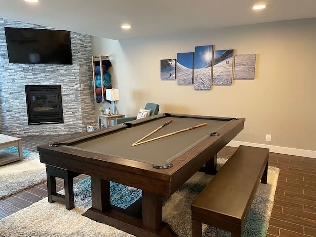 Newly Remodeled Luxurious Penthouse Pool Table