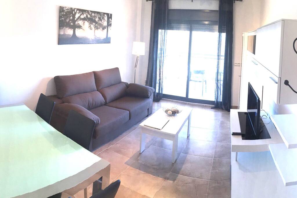 Salón grande y espacioso con terraza que da un jardín maravilloso