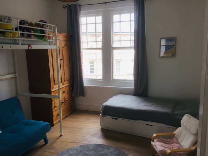 Segundo dormitorio con 2 camas y un sofá para sentarse tranquilamente y disfrutar de una lectura. Vista al mar desde la cama inferior.