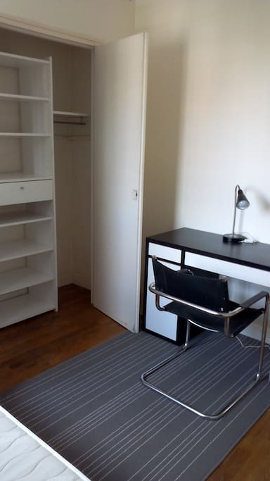Chambre (penderie avec tiroir, cintres et étagères)