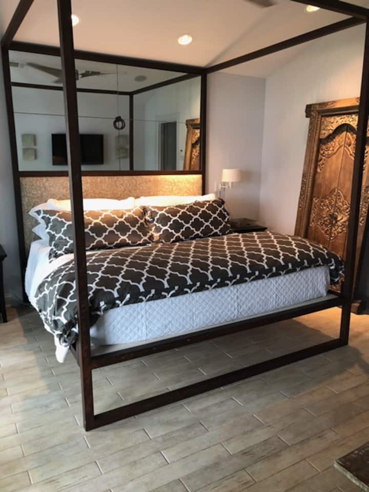 חדר שינה ראשי עם מיטת קינג וחדר רחצה צמוד