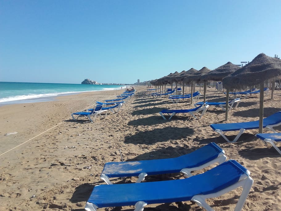 La plage au bout de la rue, vue sur le château.