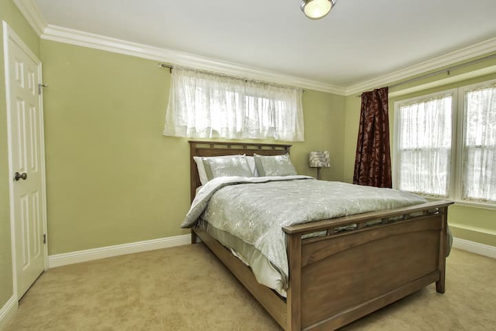 1号卧室配备1张标准双人床