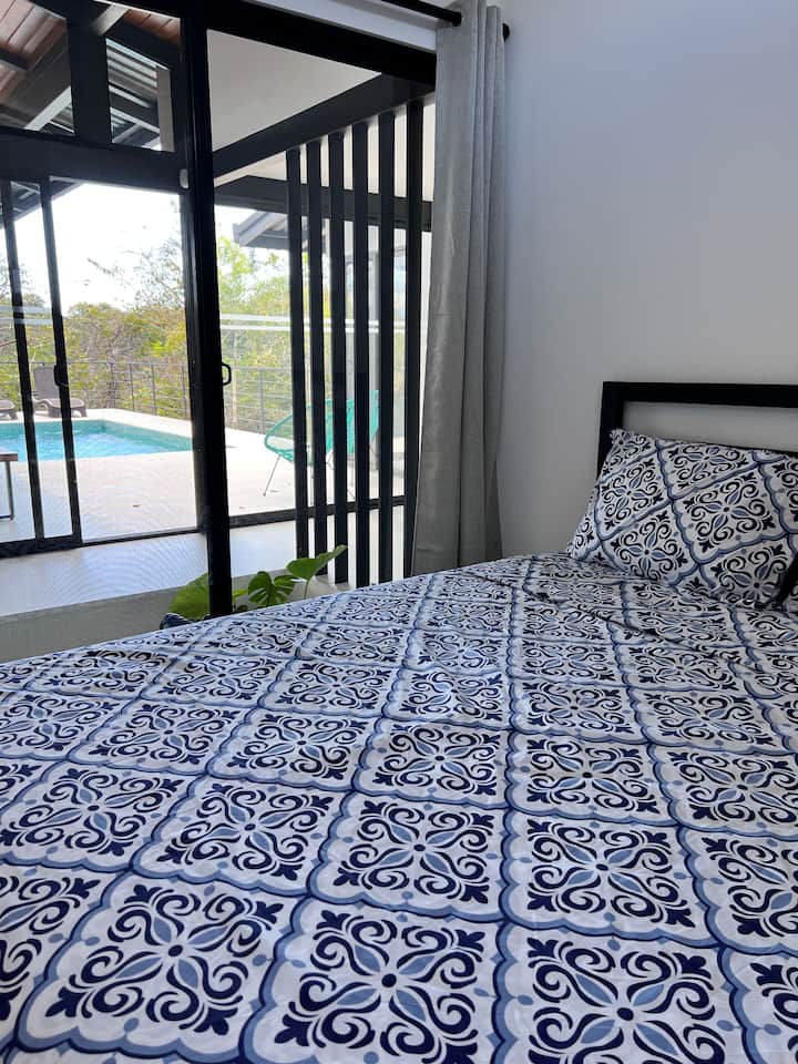 Manželská posteľ v vedľajšej izbe 1 