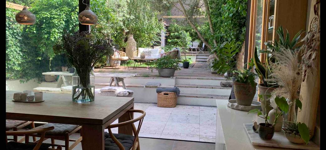 4 storey family town house close to city centre