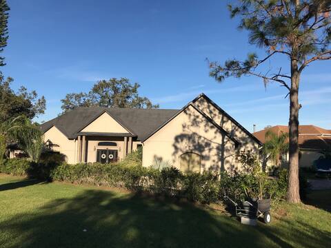 Cozy Orlando stay, on a lake near theme parks.