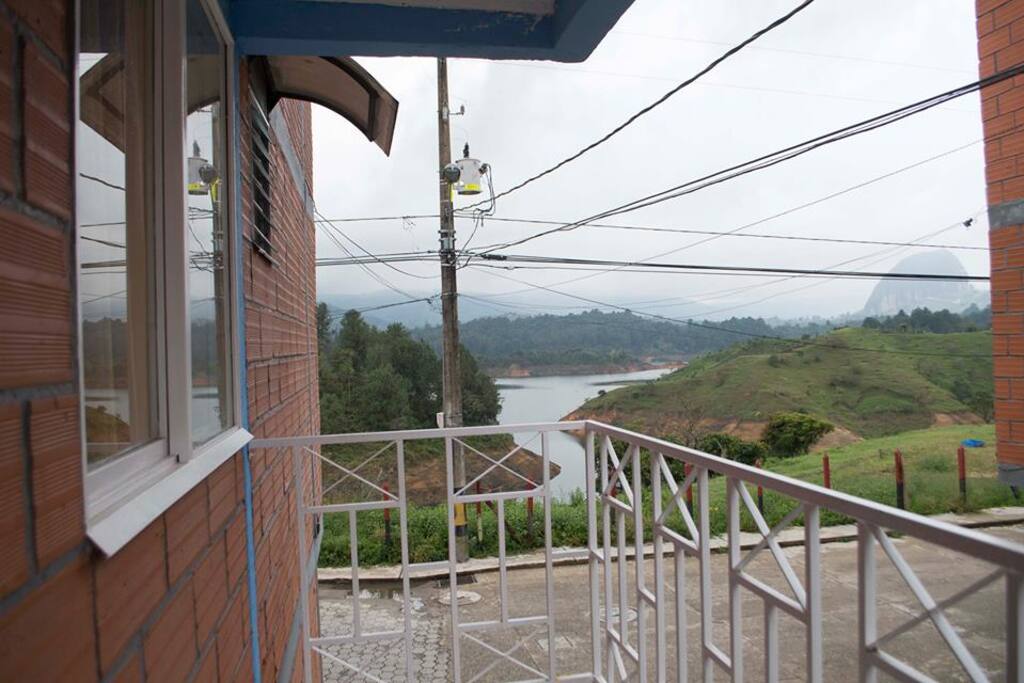 Balcon de la alcoba principal con vista para la piedra y el embalse.