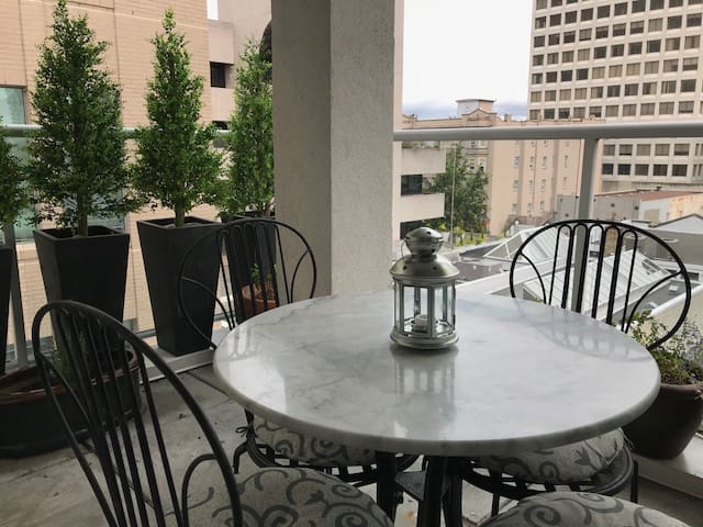 JUST BREATHE:Bright, airy downtown condo w/parking
