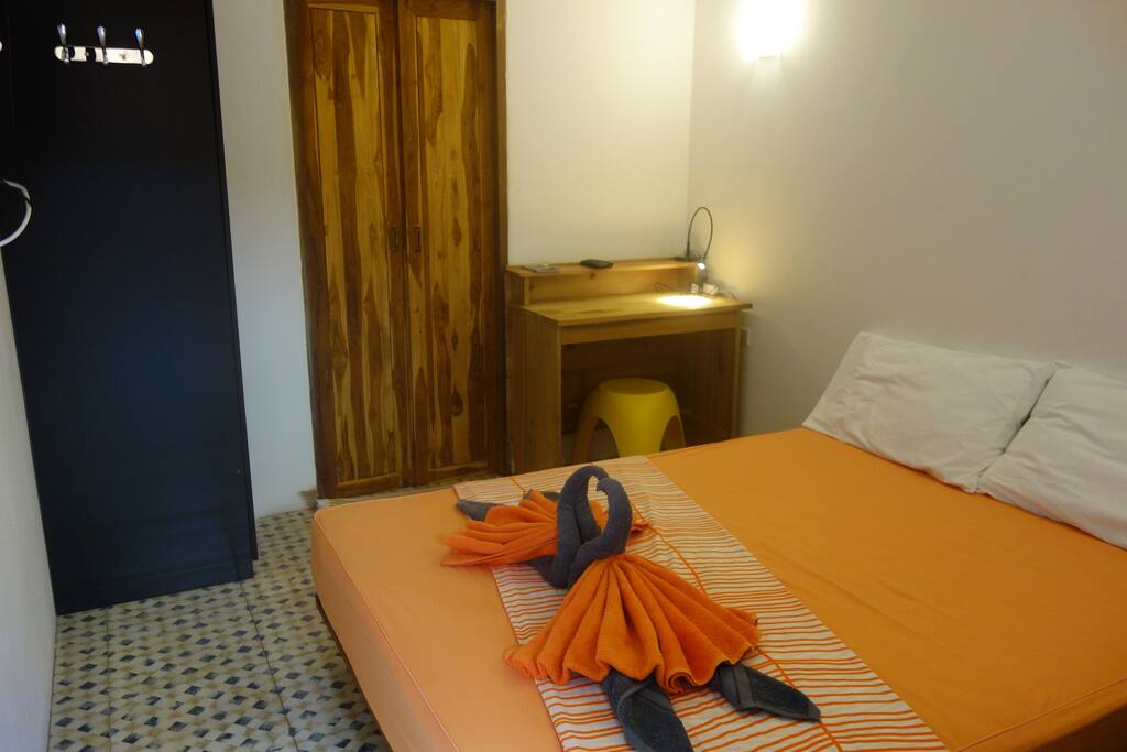LA CHAMBRE confortable ...avec bureau/WIFI ./TV