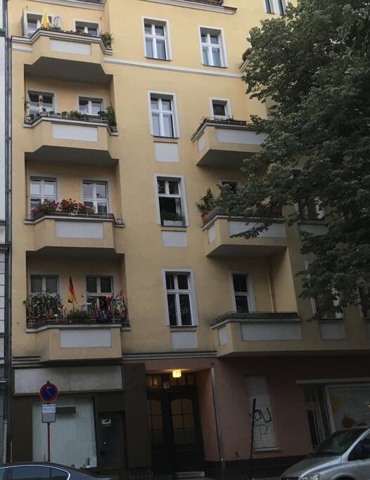 Türkenstr.20 mit meinem Balkon,3.Etage,linke Seite.