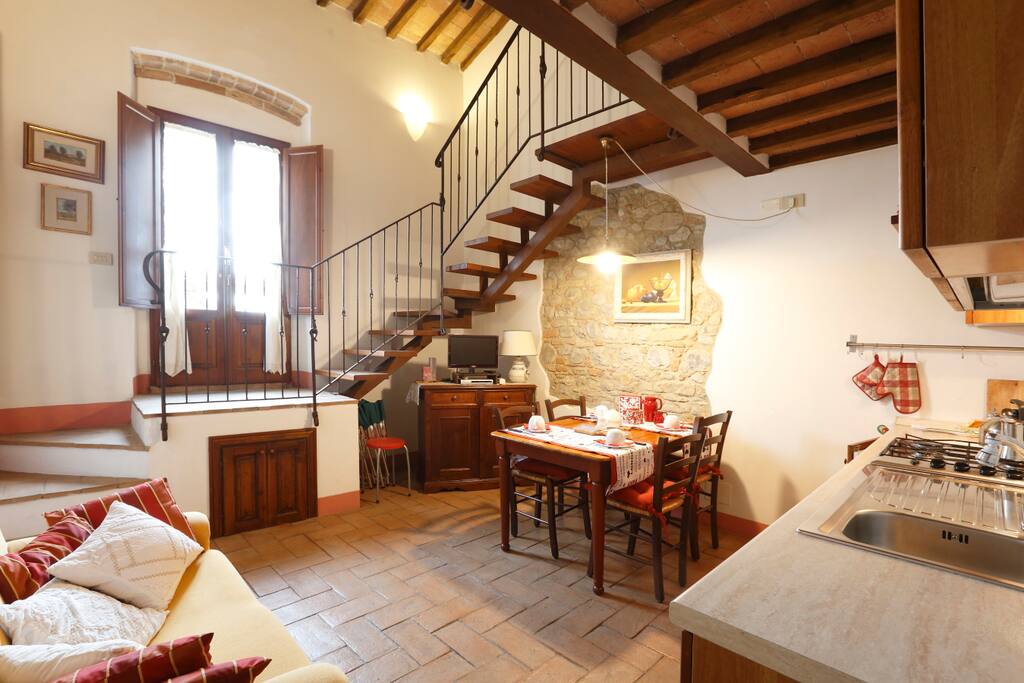 Cucina soggiorno con accesso al terrazzino e al soppalco