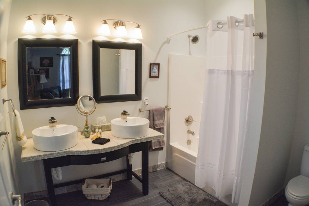 Hydrangea En Suite Bath