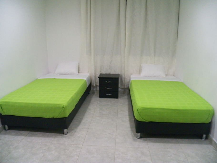 Habitacion Standar Con dos camas twin, Servicio de TV y Baño Privado) Servicios: TV por Cable, Minibar, Toallas en Prestamo, Jabon para manos y cuerpo, Agua Caliente y Closeth, LLamadas locales Cortesia e Internet Wifi Ilimitado. Servicios Adicionales Libre utilizacion de la Cocina, comedor, Prestamo de DVD y Peliculas , Dulce de Bienvenida y Cafe Cortesia.