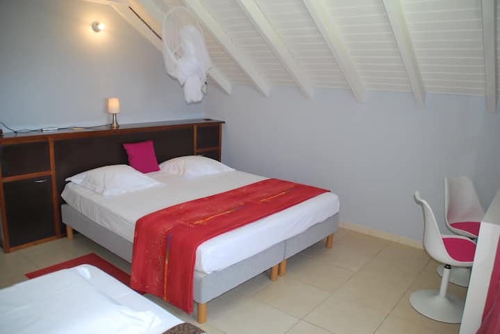 La chambre du niveau N1 avec lit queen size et bureau