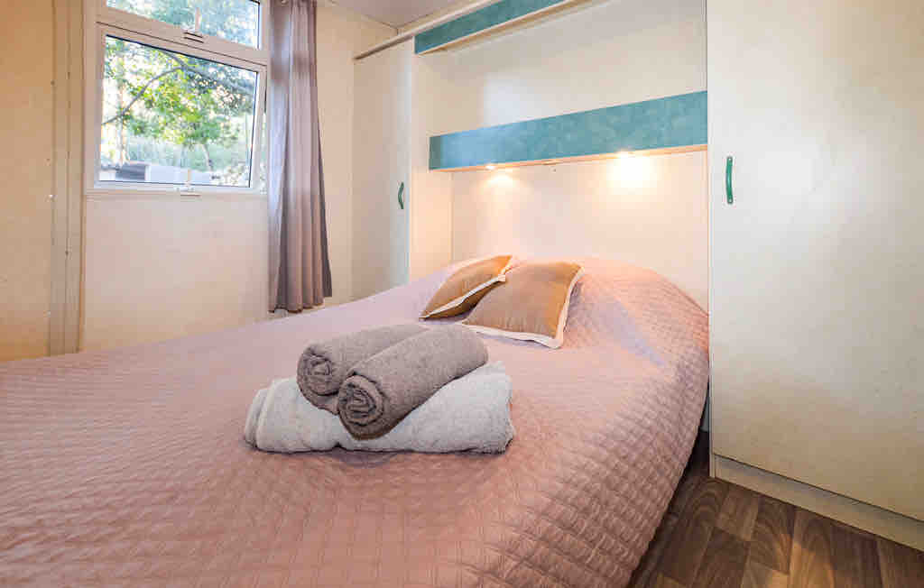 חדר 1: 
מיטה אחת 140 לשני אנשים עם שטחי אחסון.