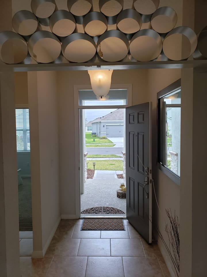 独立入口仅与其他房客共用，无需与房子其他区域及其住户/独立入口接触 