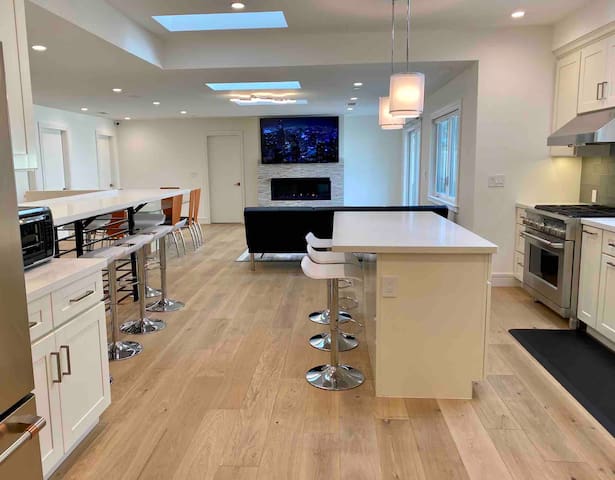 LG Spacious Comfy Modern 8BR Group Retreat, Quiet