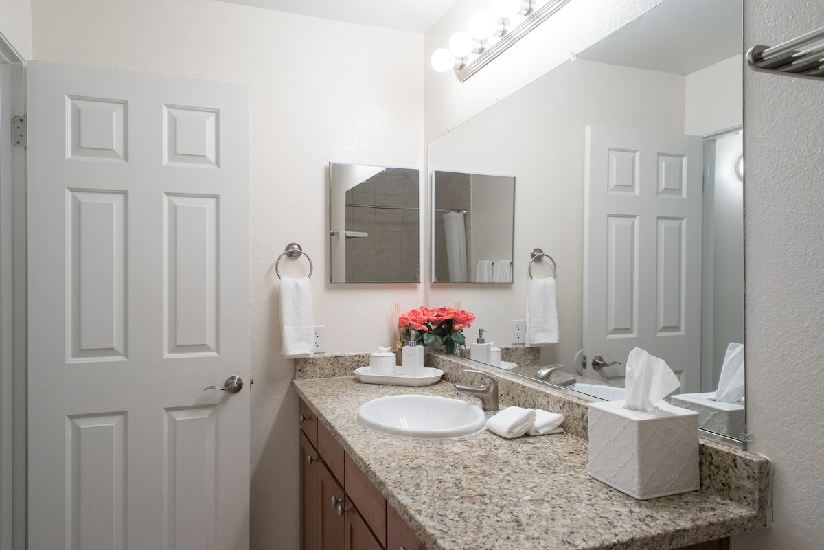 Beautiful 2BR/2BA, Gym & Pool, Room w/ Strip view