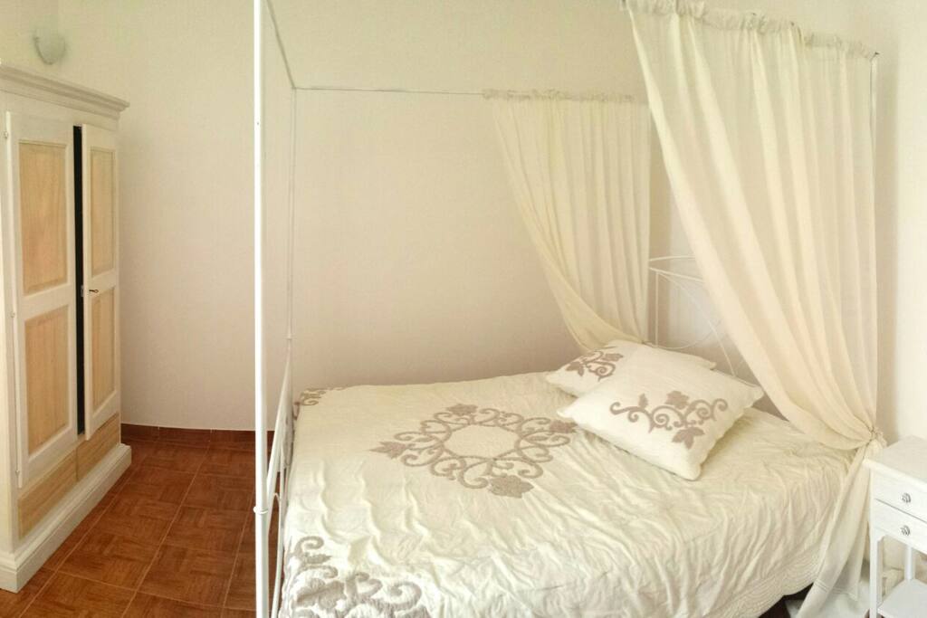 Camera da letto matrimoniale con letto a baldacchino