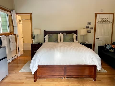 Q-Bed/Sitting Room, Private Entrance, Bath & Deck