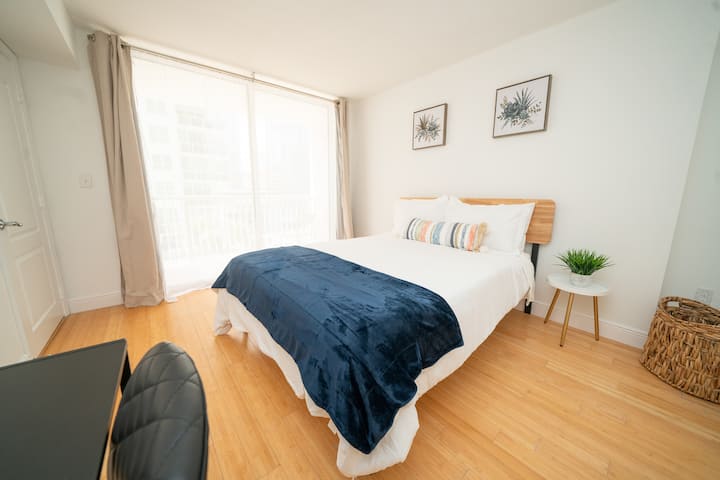 Druhá spálňa s útulnou manželskou posteľou