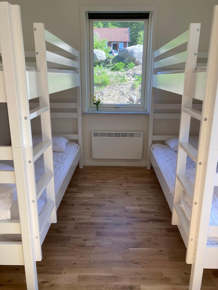 两张稳定的双层床， 90厘米宽的床