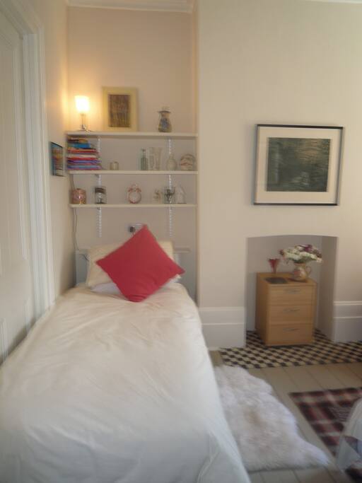 The single bed with duvet & 2 pillows