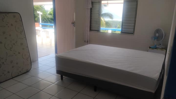 ห้องนอน (2) พร้อมเตียงคู่และพื้นที่สำหรับใช้ที่นอนคู่บนพื้นหากจำเป็น