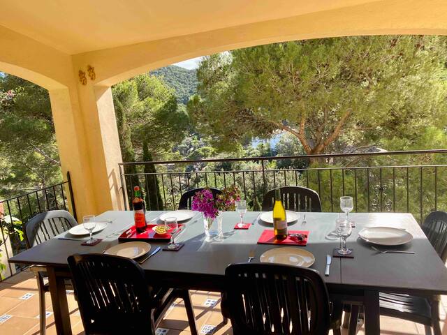 4 bedrooms and 4 Bathrooms. Walk to Beach. gallery image 4