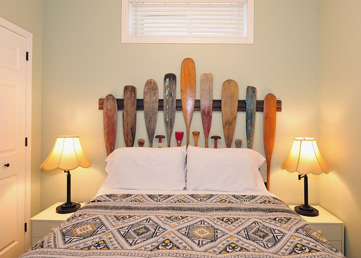 Dormitorio de la planta baja, cama tamaño queen