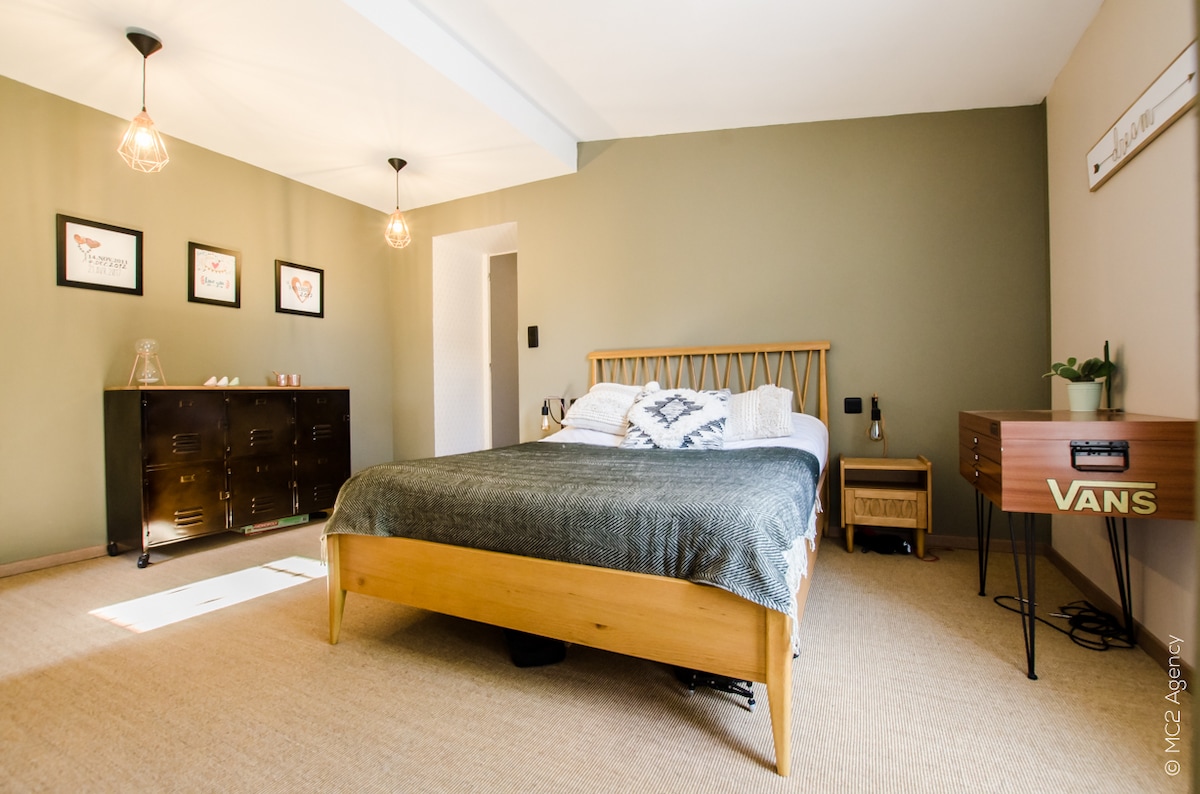 Master suite me dush walk-in - qasje të drejtpërdrejtë në tarracë 