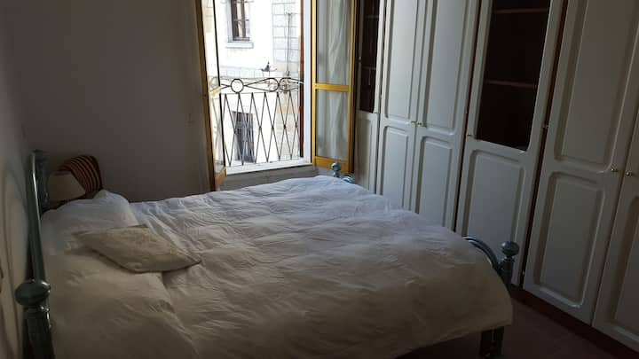 Dhomë gjumi dopio me gardërobë të personalizuar me ballkon në Piazza Gallura