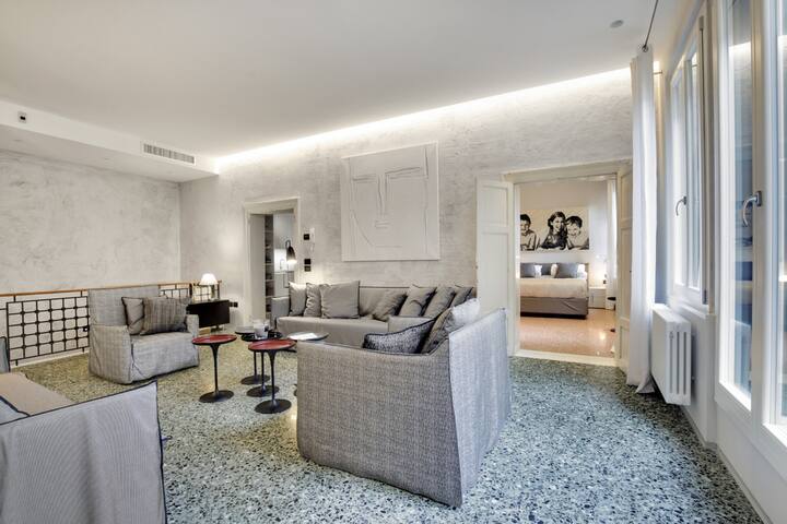Stunning Modern Apartment in the Heart of Venice gallery image 3