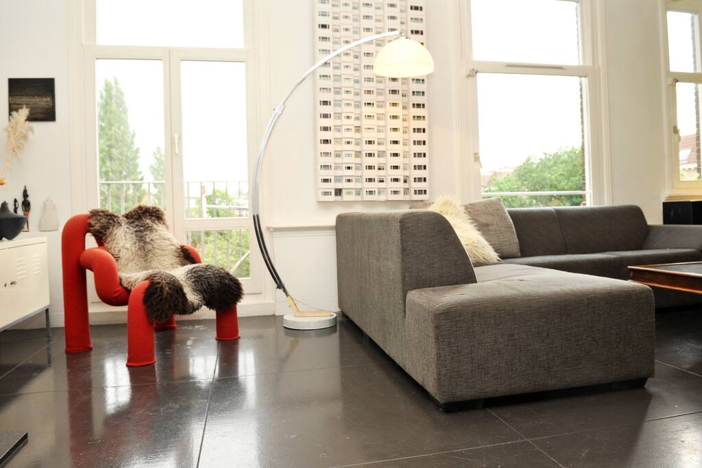 Large livingroom with access to balcony