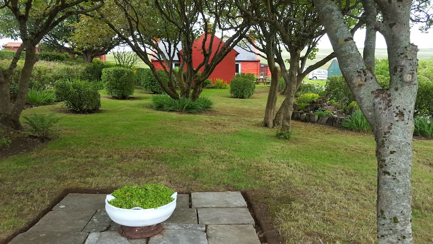 Cosy Farm Cottage near Scalloway.