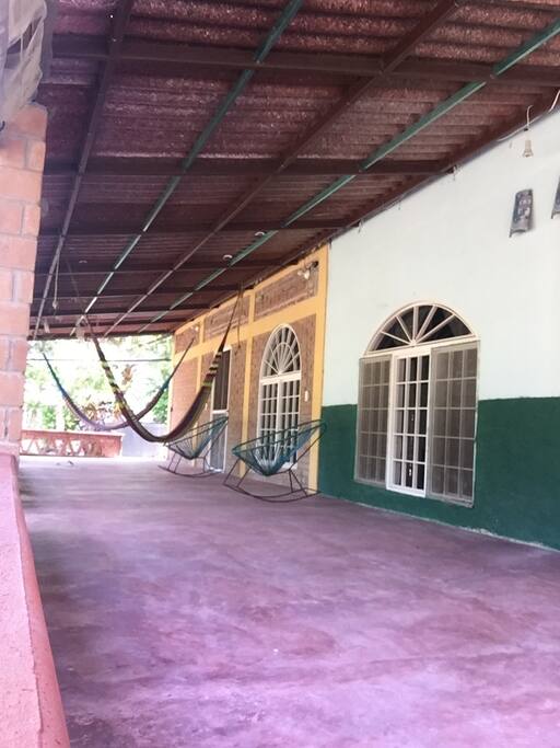 Toma un merecido descanso sobre nuestras hamacas colocadas para que la brisa del lugar refresque tu estancia