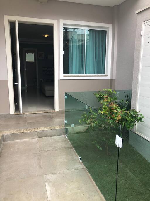 Acesso pelo portão de pedestres do triplex