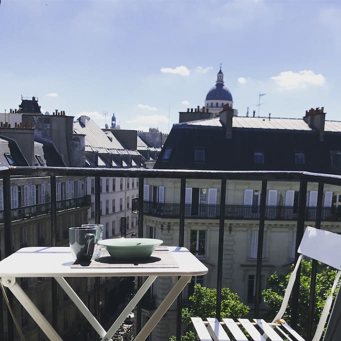 Chaise et table de jardin pour petit déjeuner sur le balcon
