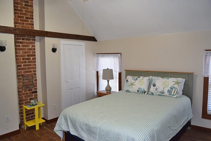 تحتوي غرفة النوم رقم1 على سرير بحجم كبير.  