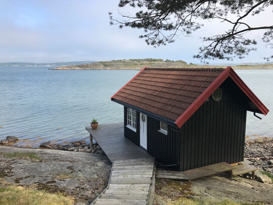 View over the cottage and Keholmen on the opposing side. Tjörn can be seen in the distance.