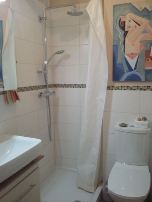 Kleines Bad mit Dusche zur alleinigen Nutzung