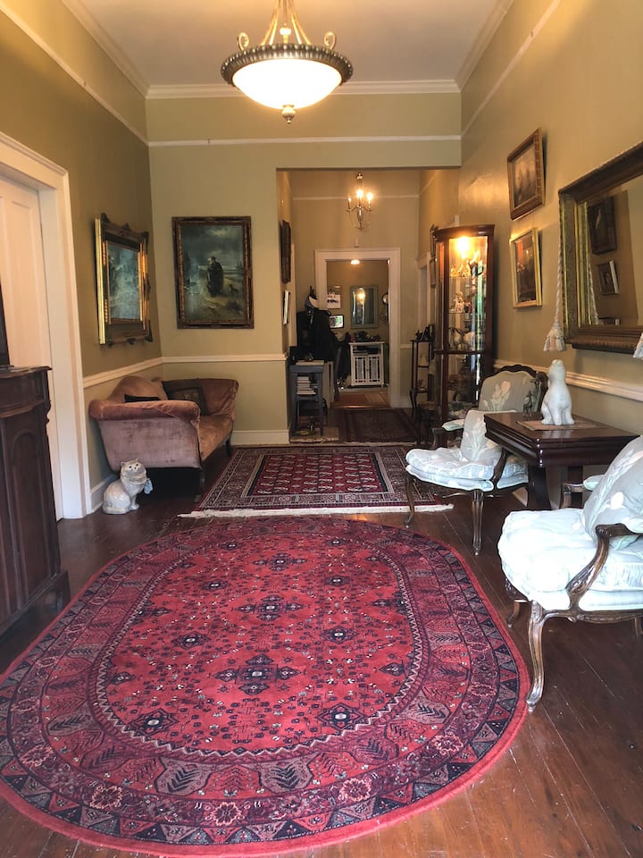 טרקלין: נוף מהדלת הקדמית ~ “חדר כחול” דלת חדר שינה זוגית רחבה על L מיידית