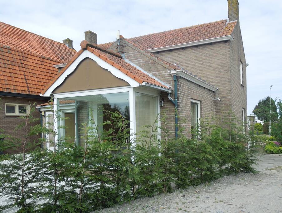 Achterzijde, op het zuiden.
