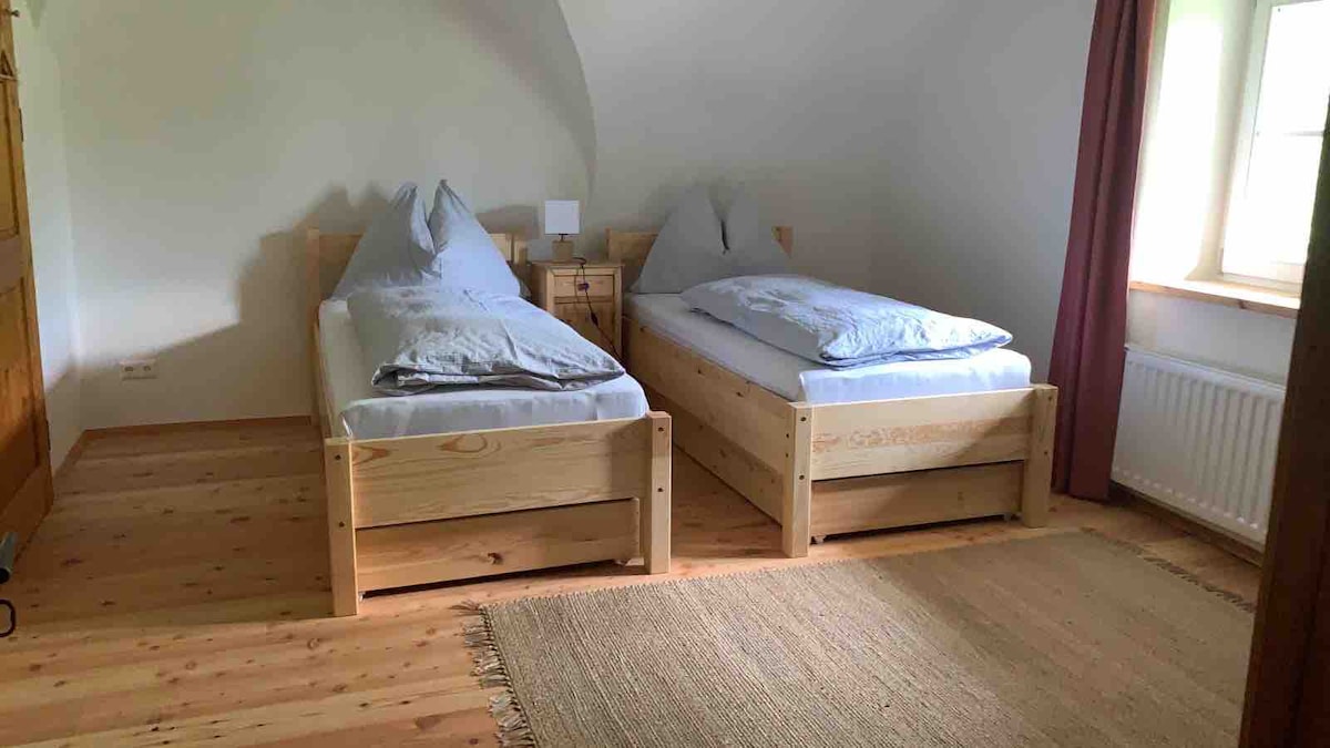 Bedroom 3 with 2 single beds or 1 double bed (180x200cm)